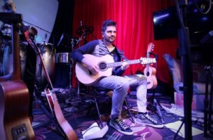 Juanes se libera de la presión por complacer a los demás en “Loco de Amor”