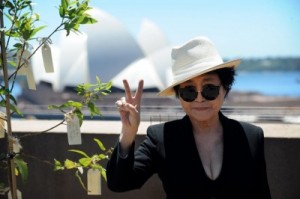 Yoko Ono adapta al inglés una nueva versión del éxito pop japonés “Sukiyaki”