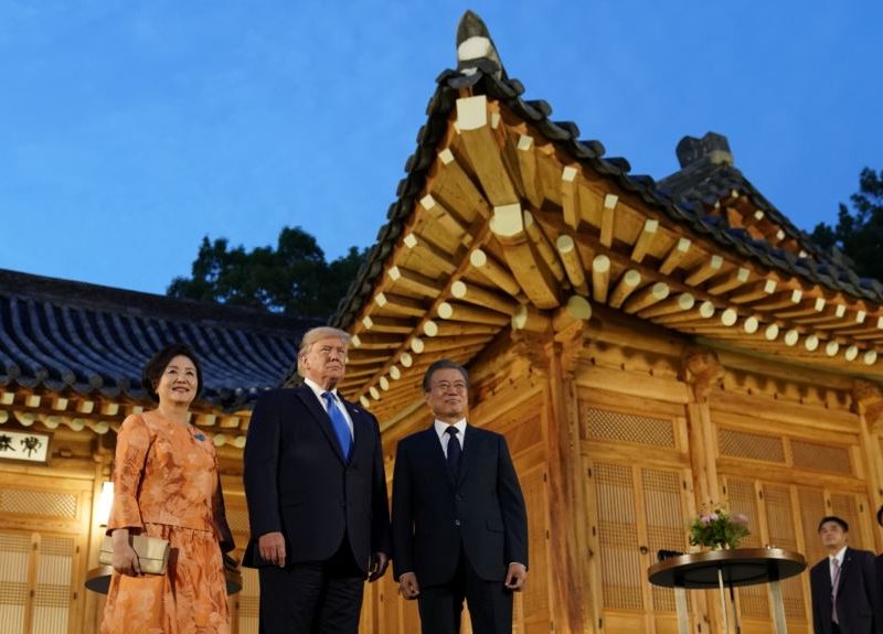 Trump llega a Corea del Sur en medio de expectativa por posible encuentro con Kim Jong Un