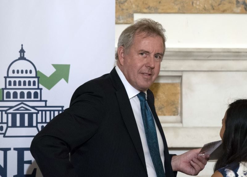 Trump dice que no tratará más con embajador que lo llamó ‘inepto’