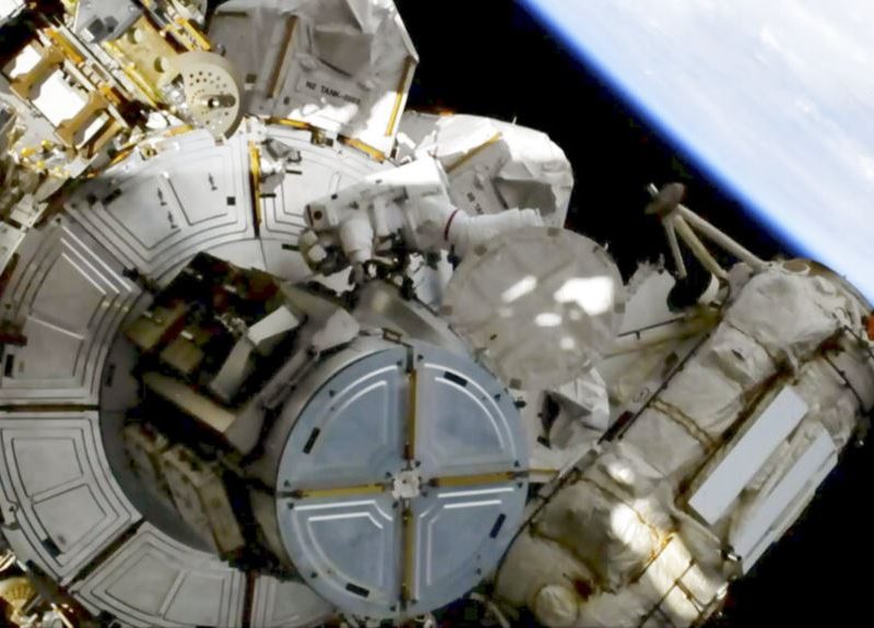 Astronautas de EE.UU. acoplan cohete de SpaceX a la Estación Espacial Internacional