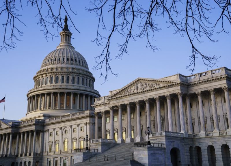 Congreso evita cierre gubernamental, continúa lucha en ayuda por pandemia