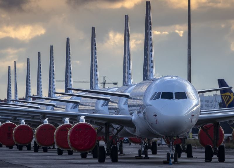 EE.UU. seguirá restringiendo los viajes internacionales “por un tiempo limitado”