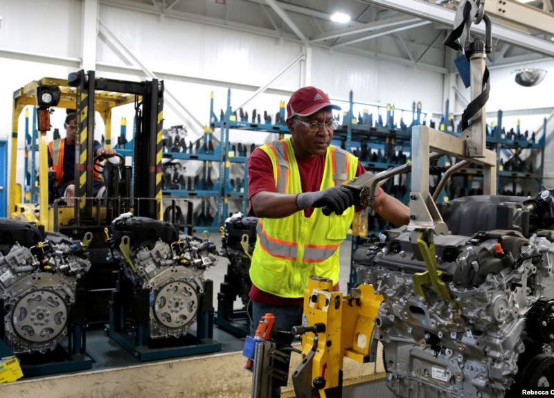 Trump insta a GM y a Ford a fabricar respiradores artificiales