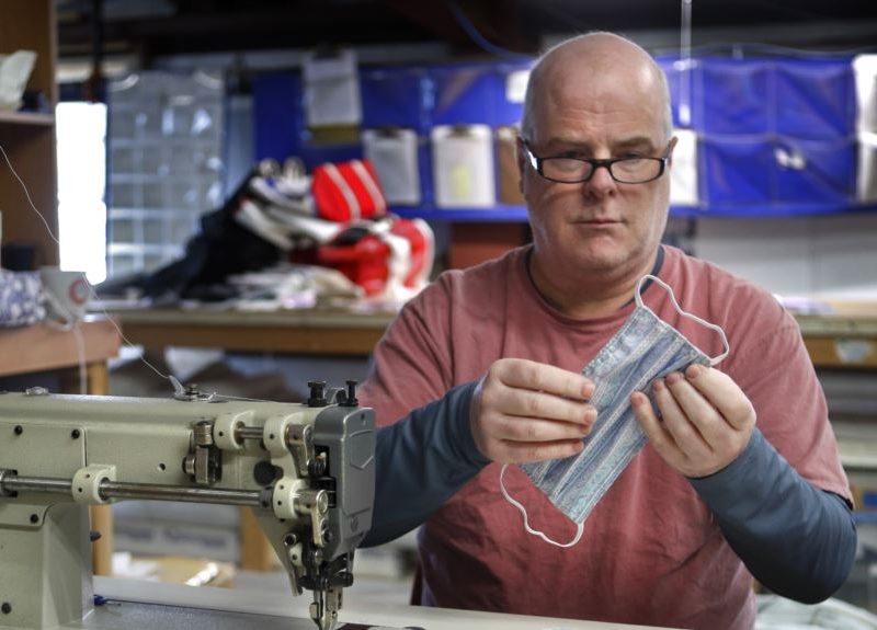 Pequeño negocio que cose velas para barcos ahora hace mascarillas para personal de salud