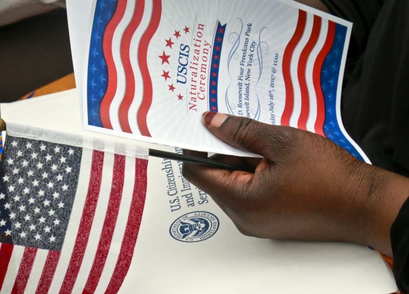 Estados Unidos exige vacunación contra COVID-19 a personas en trámites migratorios