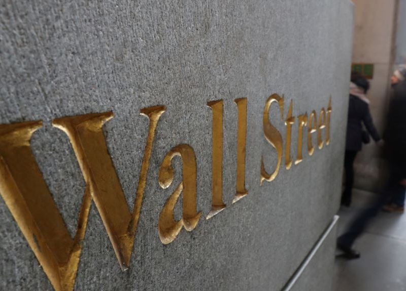 Wall Street sube por las esperanzas de que EE.UU. suavice medidas de confinamiento