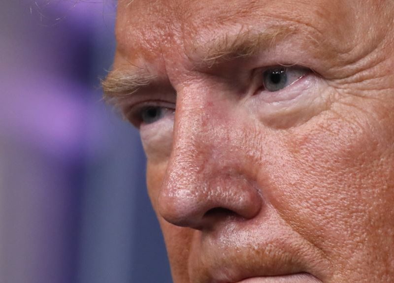 Trump visita Cementerio de Arlington por Día de los Veteranos