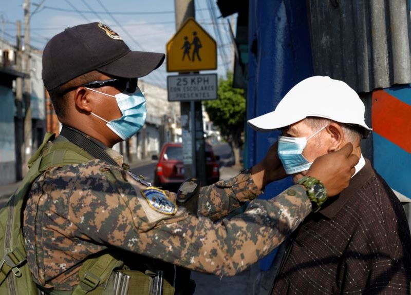 Analistas denuncian abusos de Bukele durante la pandemia