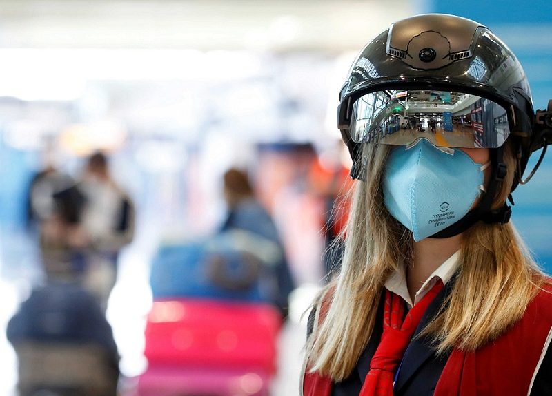 ‘Cascos inteligentes’ en aeropuerto de Roma controlan temperatura de los pasajeros