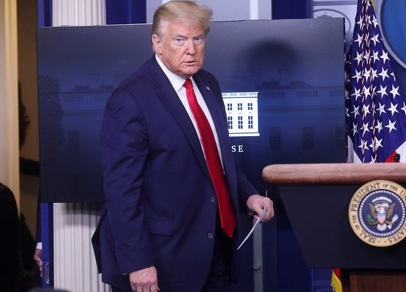 Trump pide reabrir los lugares de culto “ahora mismo”