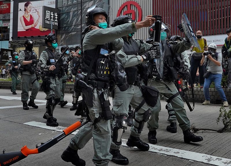 Policía y manifestantes nuevamente se enfrentan en Hong Kong