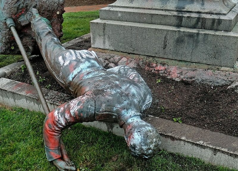 Trump ordena arrestos y prisión para quienes vandalicen o destruyan monumentos