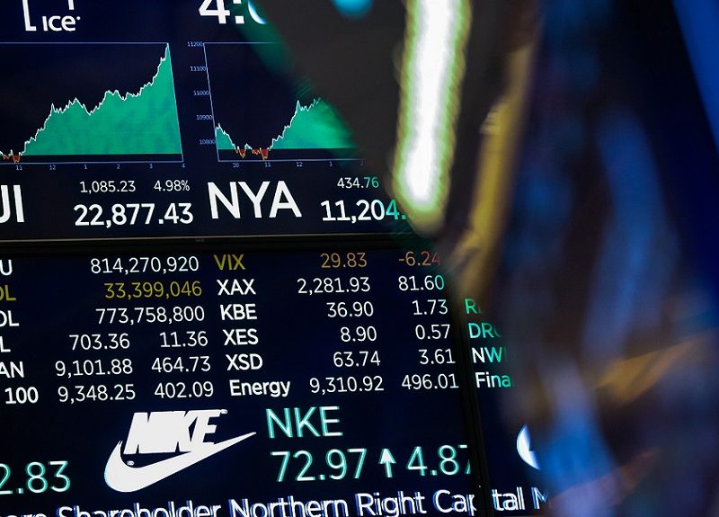 Wall Street termina al alza, los inversores miran hacia un nuevo estímulo económico