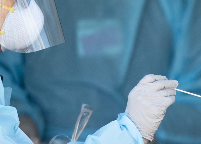 EE.UU. supera los 4,9 millones de casos de COVID-19, más que ningún otro país