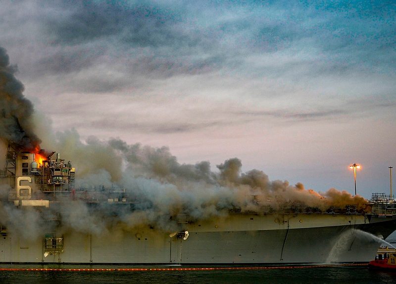 Continúa incendio en barco de la Marina, aún cinco marineros hospitalizados