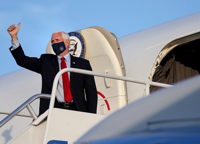 Pence y Pompeo dan negativo a prueba de COVID-19