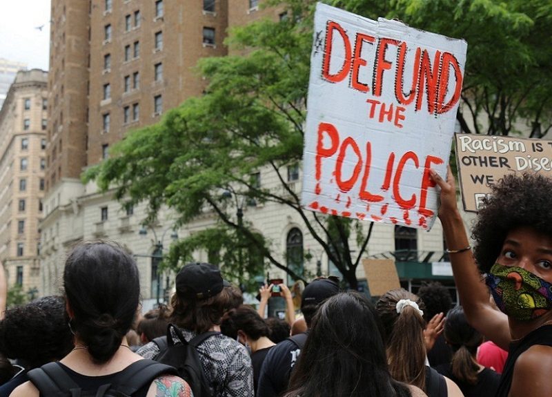 Trump amenaza con retirar fondos a gobiernos locales que no acallen las protestas