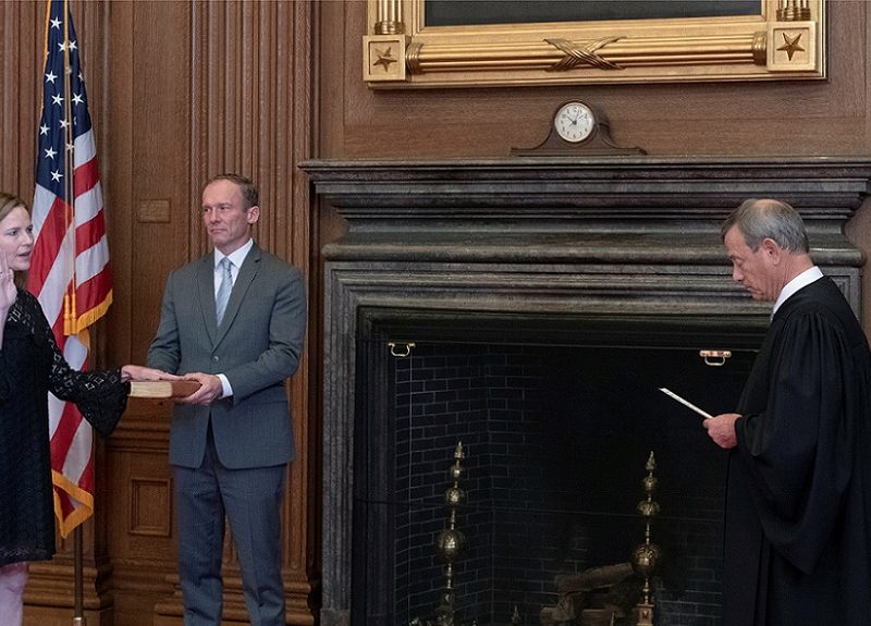 Barrett jura formalmente como jueza de la Corte Suprema de EE.UU.