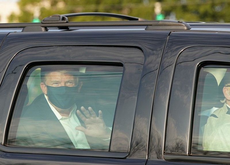 El presidente Trump sale del hospital a saludar seguidores