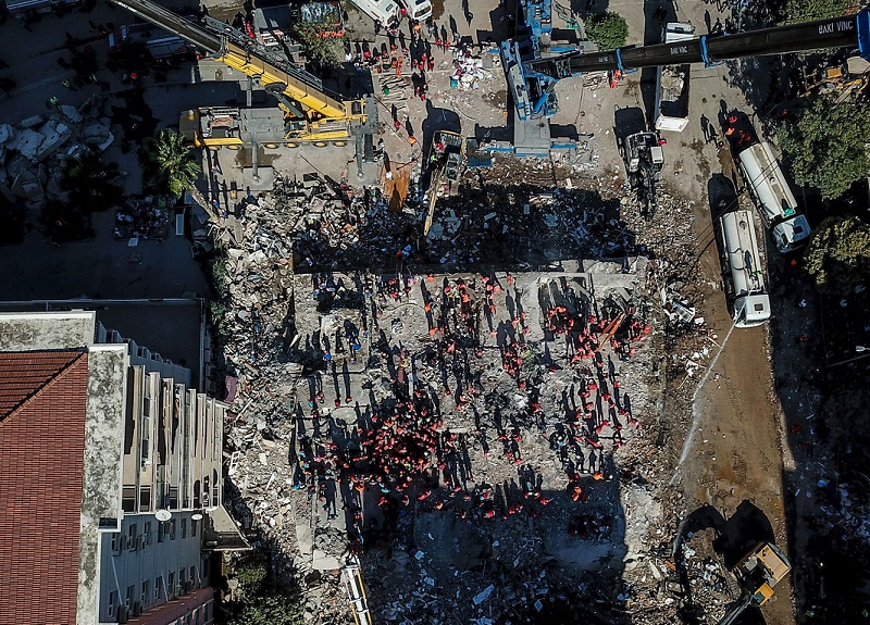 Aumenta saldo de muertos por terremoto en Turquía e Islas Griegas