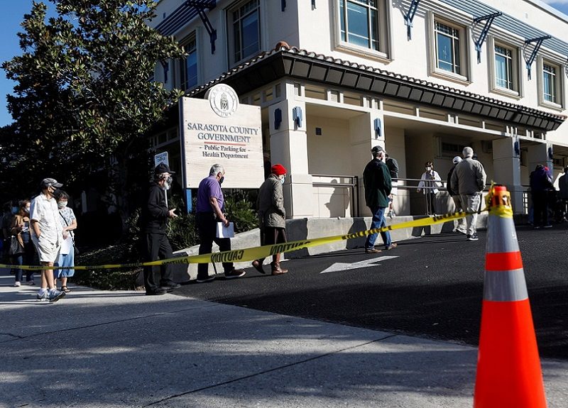 Más muertes e insuficientes vacunas complican el panorama de COVID-19 en EE.UU.