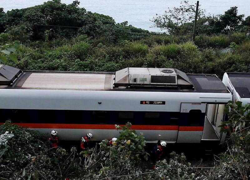 Taiwan: 48 muertosy decenas de heridos por descarrilamiento tren