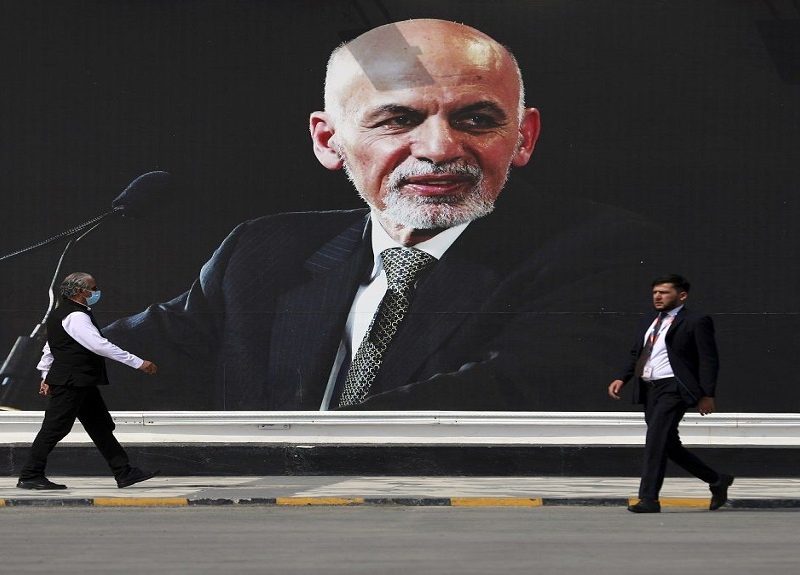 Derrocado presidente afgano asegura que se exilió para evitar un “baño de sangre”