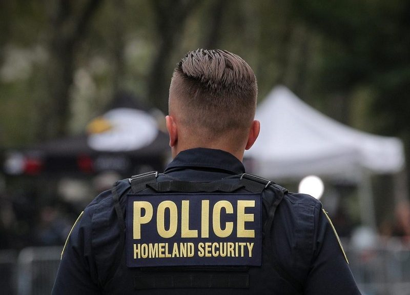 El hombre que amenazó con explosivos cerca del Capitolio se rinde a la Policía