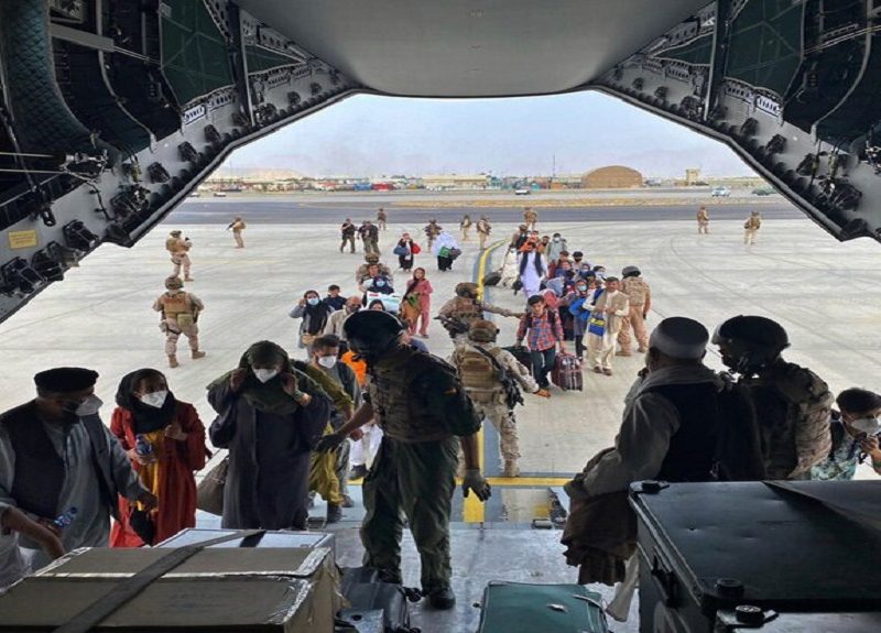 Talibanes consolidan el poder, gobernadores estadounidenses ofrecen refugio a afganos