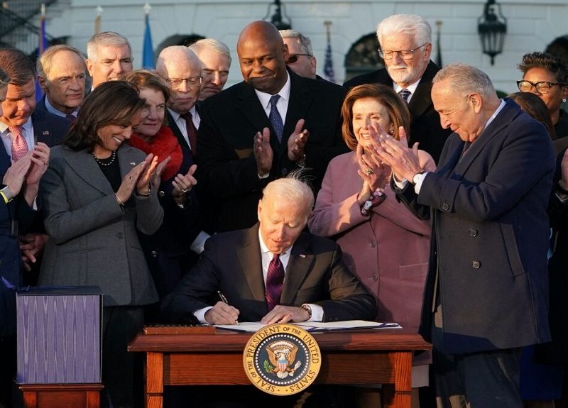 Biden firma legislación de infraestructura por valor de un billón de dólares
