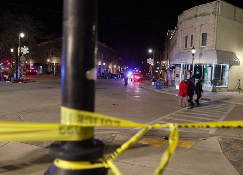 Cinco muertos y más de 40 heridos en atropello contra un desfile navideño en Wisconsin