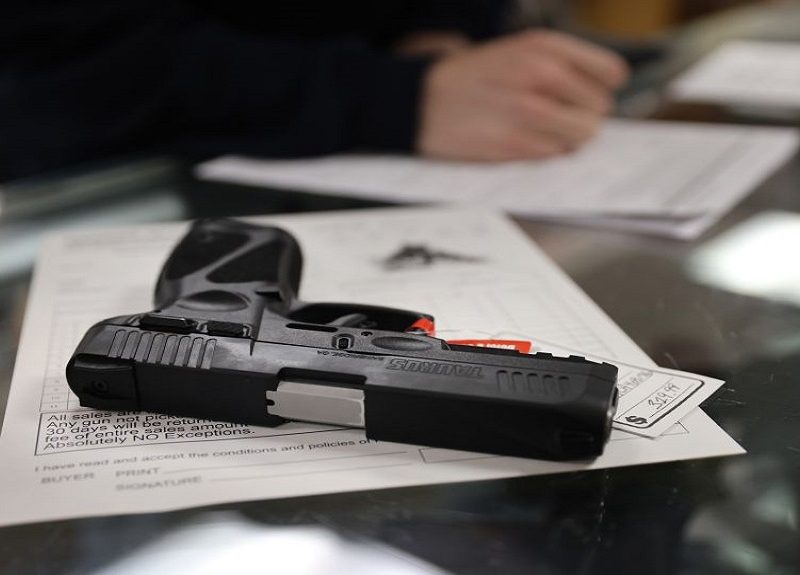 Niño de 13 años acusado de matar por accidente a su hermana de 14 con una de las pistolas que fabricaba y vendía