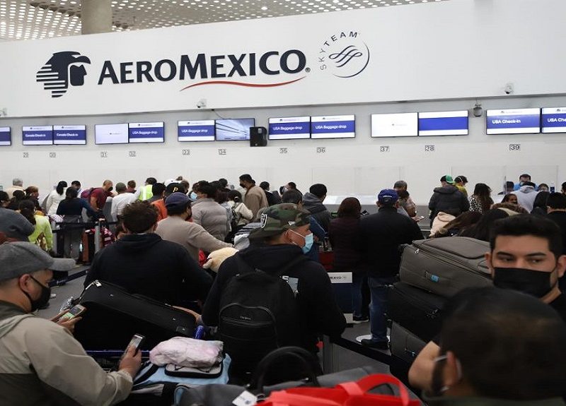 Las cancelaciones de vuelos por efecto de Ómicron llegan a México y provocan caos