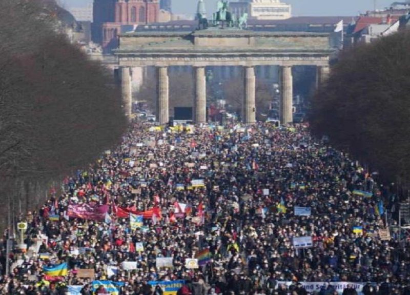 Protestas contra la guerra en toda Europa, pequeños mítines en Rusia