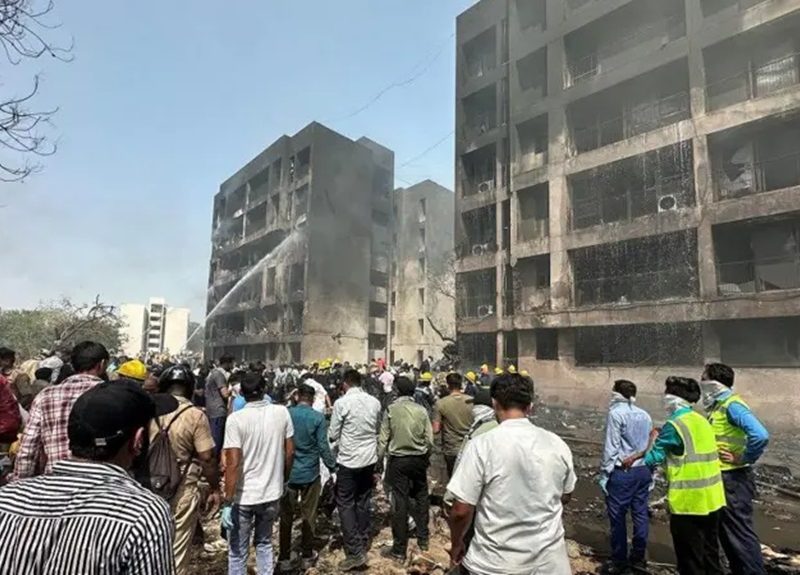 Un avión con 242 personas a bordo se estrella en las afueras del aeropuerto de Ahmedabad, en el oeste de India