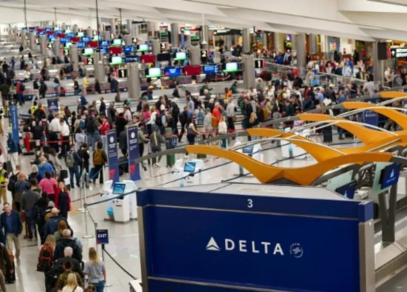 Largas filas agravan el caos en aeropuertos de EE.UU., especialmente en Houston