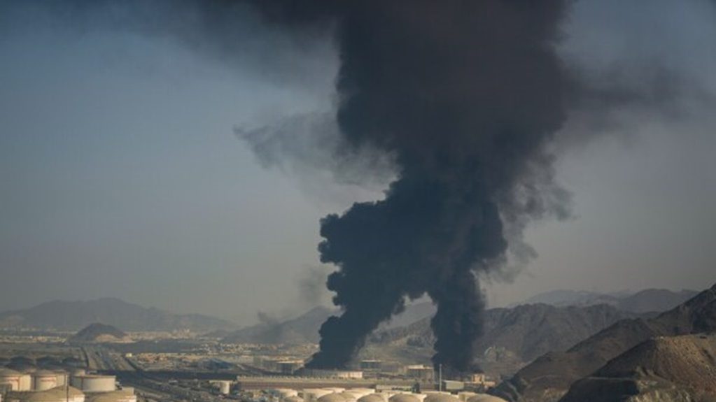 Columnas-de-humo-se-elevan-desde-una-instalación-petrolera-en-Fujairah-Emiratos-Árabes-Unidos-el-sábado.-e1773546398140.jpg