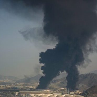 Columnas-de-humo-se-elevan-desde-una-instalación-petrolera-en-Fujairah-Emiratos-Árabes-Unidos-el-sábado.-e1773546398140.jpg